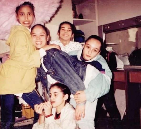 ALA IKEL    "En kk yol arkadalarm, dansa ak yrekler... Pointin zerinde geen genliim... Tty kafama geirmiim, azmda sakz, nasl mutlu nasl gzel yllar... Sizi ok seviyorum kzlar"    (Fotoraf: kel sol bata)