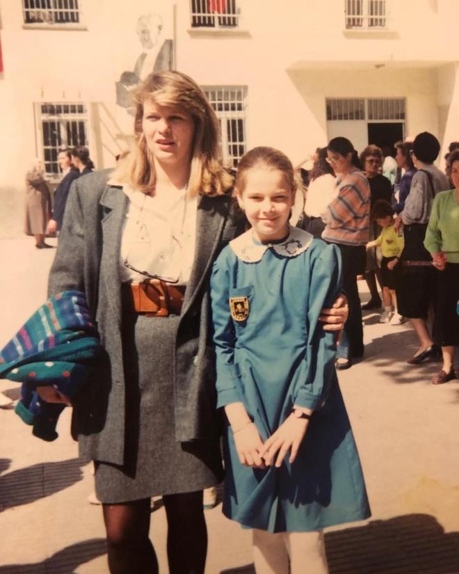 BEGM KTK YAAROLU    Kurtlar Vadisi, alkuu, Gnlelen, Kaderimin Yazdld Gn ve Sevda'nn Bahesi gibi dizilerde rol alan oyuncu Begm Ktk Yaarolu, ilkokul yllarna ait bir fotorafn paylat.    Annesi ile okul nnde ekilmi bir fotorafn paylaan 38 yandaki oyuncu altna "Anneciimle 1990 falan olmal" notunu dt.