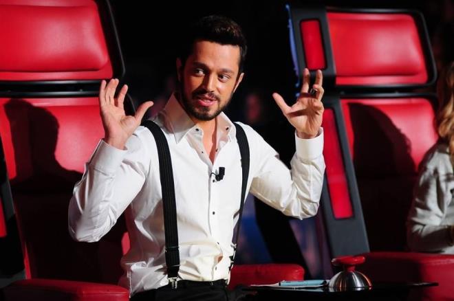 Murat Boz    Murat Boz da Trk Eitim Vakf'nn rencilere burs kampanyasna destek olmak iin sosyal medyadan ocukluk karesini yaynlayan nl isimler arasna katld.