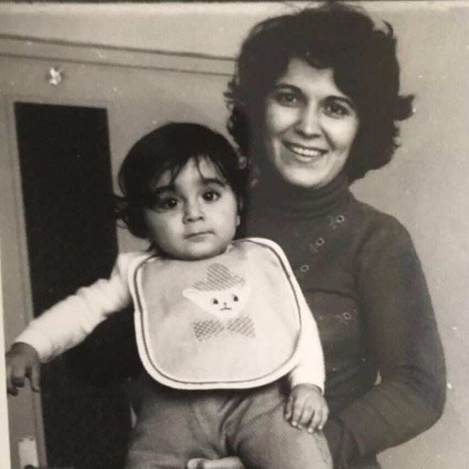 MUSTAFA STNDA    Son olarak ukur dizisinde Kahraman Koaval karakterine hayat veren ve ilk blmlerde ldrlen Mustafa stnda ocukluk fotorafn sosyal medyadan yaynlad.