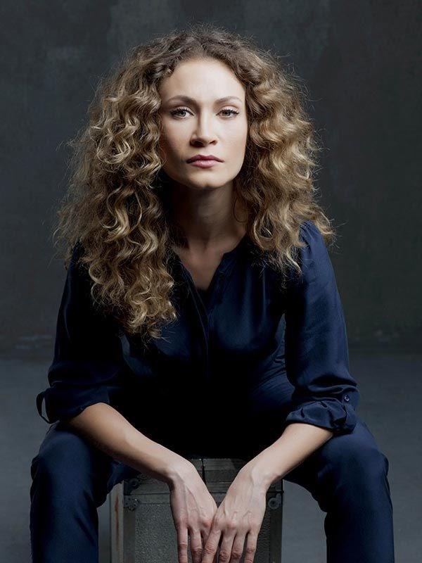 ECE DZDAR    Son olarak Fi ile Siyah Beyaz Ak dizilerinde rol alan ve u sralar Yutmak isimli oyunla seyirci karsna kan Ece Dizdar, sosyal medyadan ocukluk yllarna ait bir kareyi grcye kard.