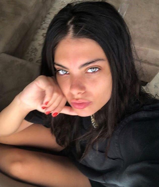 RODA IRMAK KALKAN    Miss Turkey 2018 gzellik yarmasnda nc olarak Miss Turkey Supranational seilen Roda Irmak Kalkan Instagram hesabndan ocukluk fotorafn paylat.