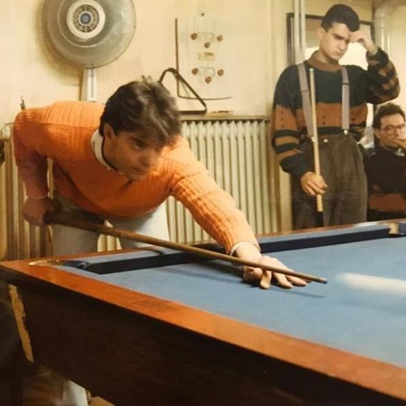 BEYAZIT ZTRK    O Ses Trkiye jrisi Beyazt ztrk, yllar nce ekilen fotorafn Instagram'da takipileri ile paylat.    ztrk, sosyal medyadan paylat fotorafn altna u notu dt: "niversite yllar. Eskiehire selamlar"