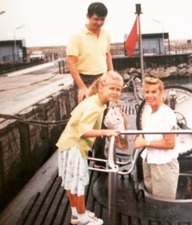 37 yandaki oyuncu paylamna u notu dt: "Babamn iyerinde sradan bir gn. Sene 88, liman K.d.z Ereli, denizalt da 1. inn olmal. Sathda olduumuza, babam sivil olduuna ve ben etek giydiime gre bu bir haftasonu olmal."