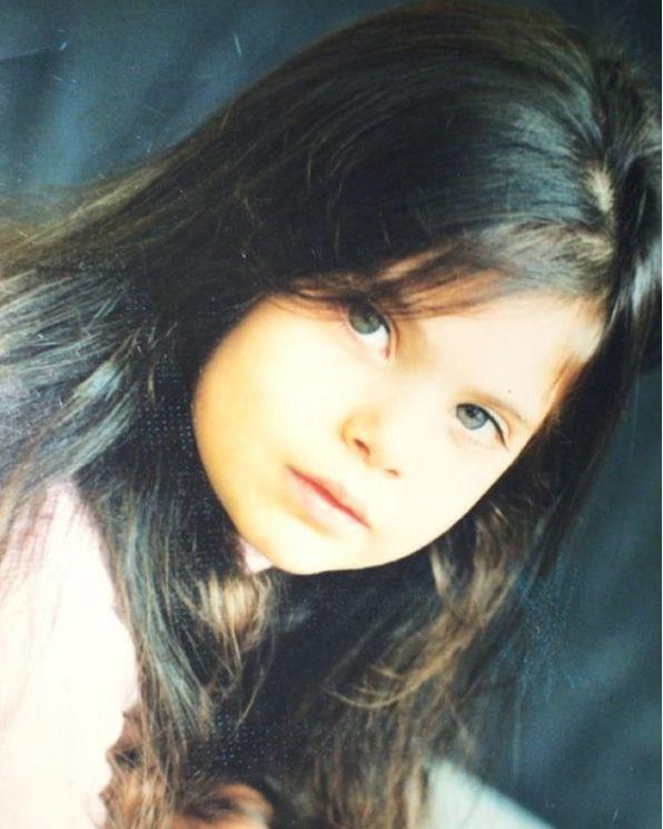 Yarmayla birlikte tm dikkatleri zerine eken Irmak fotorafn altna Her zaman ok ciddi, 2003 (Always so serious, 2003) notu dt.