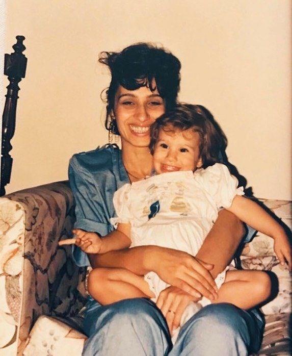 REM DERC    Derici daha nce yapt ocukluk paylamn ise, "Dn bu manyak kadn bana &#8220;Ben hi sevmiyorum, paylama benle fotoraf doum gnm diye&#8221; dedi. Peki anne, 39547 yl nceki fotorafmz paylayorum, ne kadar holamasan da yeni dnya byle. Nfus kadn olmasn lakin instagram art. Kusura bakma da ben buradan barmak durumundaym Jale! Seni kz gibi seviyorum! Bana kattn her ey iin sana minnettarm. O kadar gzel ve gl bi&#8217; kadnsn ki sen... Neyse ite iyi ki sen dourdun, iyi ki dodun anam!" mesajyla yaynlamt.