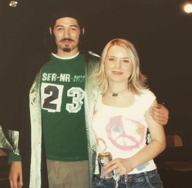 retmeni tarafndan paylalan fotorafta, kep takan Mert Frat'n uzun sakal ve uzun sal hali gzlerden kamad.