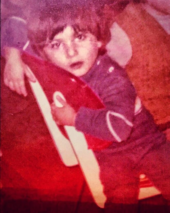 TARKAN    Megastar Tarkan Instagram hesabndan ocukluk fotorafn paylaarak, "ok erken tandm  ok erken tattm cilvesini kaderin  Zamansz bydm  imdi kayp ocukluk gnlerim" notunu yazd.