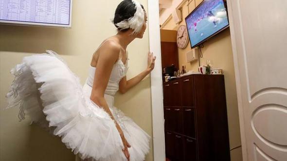 St. Petersburg Mikhailovsky Theatre'da ekilen bu kare, bir balerinin kaamak ma izleme ann yanstyor. Fotoraf 7 Temmuz'da Rusya ve Hrvatistan arasnda oynanan 'Dnya Kupas' eyrek final mana ait. Balerin ma izlerken Anton Vaganov'un objektifine yakaland.