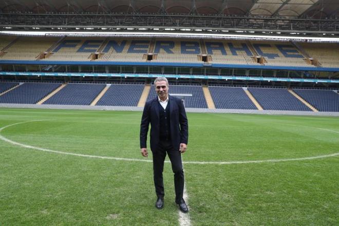 Fenerbahe Teknik Direktr Ersun Yanal, lker Stadyumu Fenerbahe kr Saracolu Spor Kompleksi&#8217;nin imlerine ayakbast.