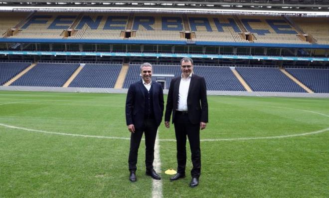 Stadn imlerine ayak basan Teknik Direktrmz, ardndan soyunma odalarn dolat.