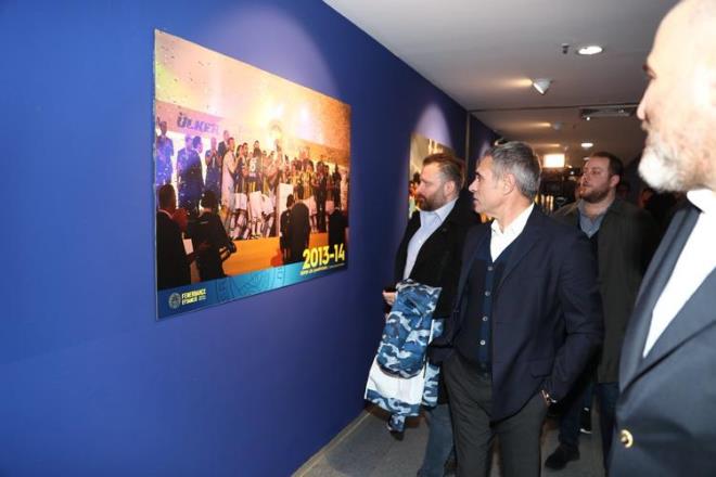 Fenerbahe Teknik Direktr Ersun Yanal, Ynetim Kurulu yeleri Acar Serta Komsuolu, Mustafa Kemal Danaba, Alper Piren, Selahattin Baki ve Sportif Direktr Damien Comolli eliinde stad gezdi.