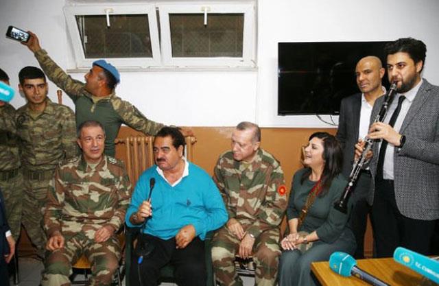 BRAHM TATLISES NE DEMT?: Geen nisan aynda bir grup sanat, Zeytin Dal Harekat'na destek vermek iin Hatay'a gitmiti. Aralarnda Ajda Pekkan, Seda Sayan, brahim Tatlses, Deniz Seki, Emel Mftolu, Mustafa Sandal'n da bulunduu gruba milli sporcular ve gazeteciler elik etmiti.