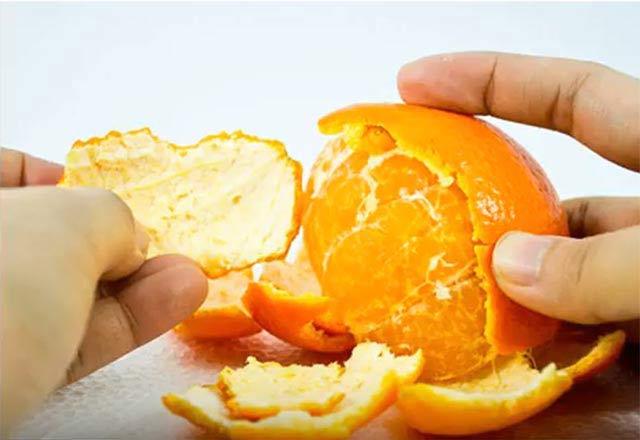 Kabuk ile meyve arasndaki beyaz ksm da tketin:    Kabuu ile tketilebilen meyvelerin mutlaka kabuu ile tketilmesi nerilir. Greyfurt, mandalina, portakal gibi meyvelerin ise kabuu soyulduktan sonra altnda kalan beyaz ksmlarn soyulmamas, onlarla birlikte tketilmesi nemlidir.