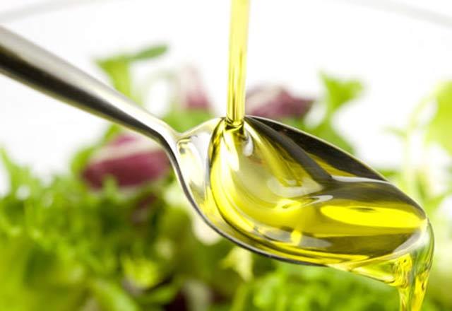 Zeytinyan gereinden fazla yakmayn:    K sebzelerini piirirken zeytinyal piirilecekse ve soan kavrulacaksa 1 kg sebzeye en fazla 2 yemek ka ya konmaldr. Yan gereinden fazla sya maruz kalmas da ierisindeki yararl yalarn yapsnn deimesine ve salksz tketime sebep olmaktadr. Bu nedenle az miktardaki yan su ile birlikte ve soan az kavurarak yani tam pembelemeden piirilmesi daha dorudur.