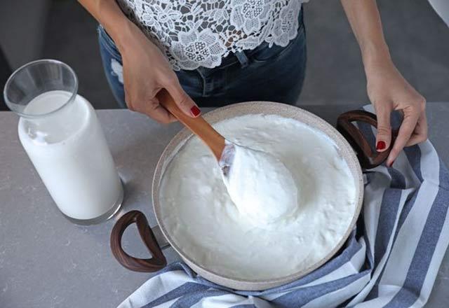 Sebze yemeklerinin yannda mutlaka yourt tketin:    Sebze yemeklerinin yourtla servis edilmesi salkl bir seenektir. Yemeklerin yanna eklenecek bir kase yourt hem yemekten sonra abuk ackmalar nler hem de tokluk salar.