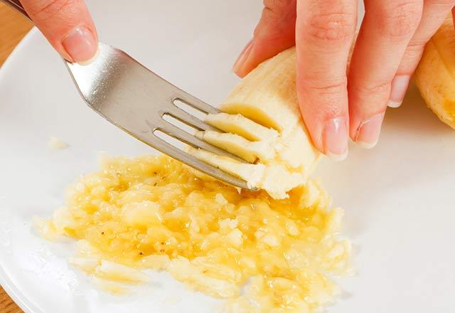 eker hastalar muz ve kiviye dikkat!    Diyabet hastalar meyve seiminde dikkatli olmaldr. zellikle muz ve kivi her gn tketilmemelidir. Ancak dier k meyveleri eker hastalar tarafndan da miktarlarna dikkat edilerek rahatlkla tketilebilir. Ancak bu konuda kii mutlaka doktoruna danmaldr.