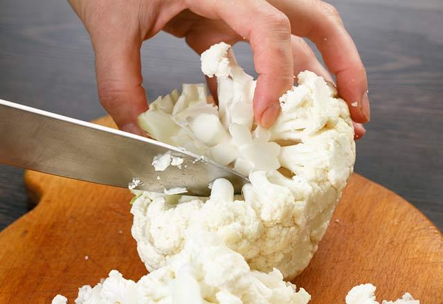 ok kk paralara ayrmayn:    zellikle prasa, karnabahar, spanak, kereviz ve lahana gibi sebzeler slfrl bileiklerden zengindir ve bu sayede yksek antioksidan zelliine sahiptir. Ayn zamanda baklk sistemini glendirmeye de yardmc olurlar. Bu bileenlerin ve ierisinde bulunan C, D vitaminlerinin kaybnn olmamas iin sebzeleri dorarken dikkat edilmelidir. Bu nedenle sebzeler byk paralar halinde doranmaldr.