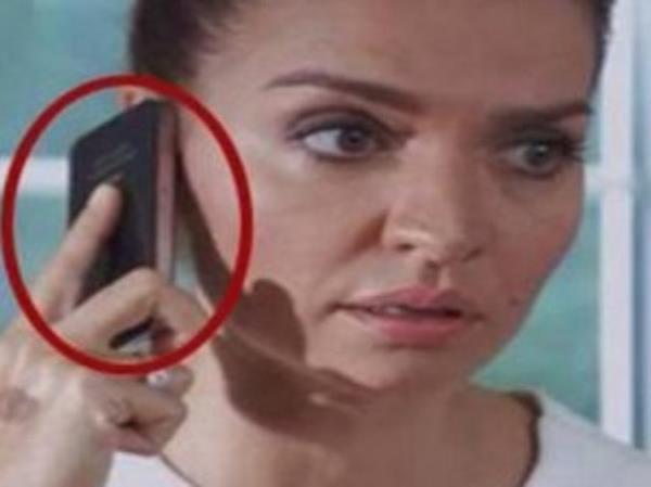 Krem' adl dizideki hata dikkatli izleyicilerin gznden kamad. Dizinin yeni blmnde Sanem, Hasan ile konuurken telefonu ters tuttu.