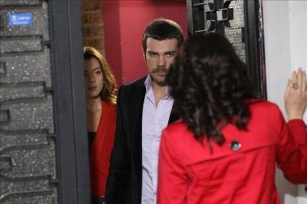 Yaprak Dkm dizisinde, Meltem (Ouz'un kz kardei) altn gnne Leyla'yla birlikte gidiyor. Ve Ferhunde ona "Ay Leyla ne anslsn, senin sadece bir grmcen var, benim bamda ise 3 tane" dedi. Oysaki Aye'yi de sayarsak 4 grmce oluyor.