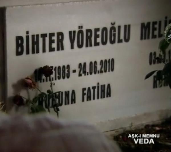 Ak- Memnu" dizisinin final sahnesindeki bir hata, dikkatli izleyicilerin gznden kamad! Televizyon eletirmeni Yksel Aytu, okuru zlem Akkaya'nn tespitini kesine tad:"Ak- Memnu" dizisinin finalinde Bihter'in mezar tanda doum tarihi 1983 yazyordu ama bundan bir ka blm nce eve gelen trafik cezas makbuzunda doum tarihinin 1979 olduu grlyordu."