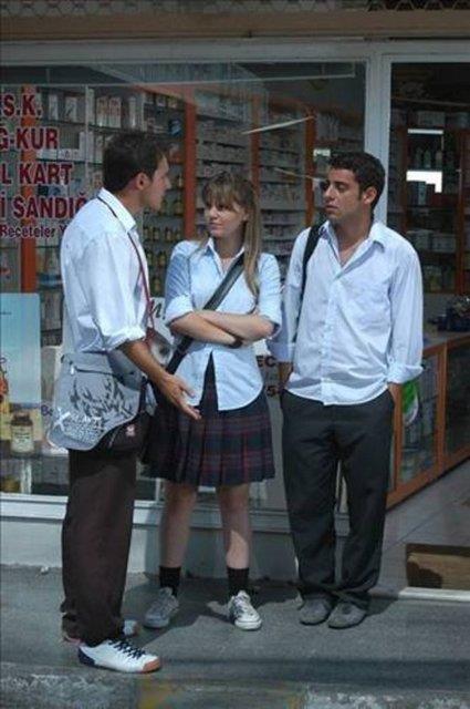 Kavak Yelleri dizisindeki oyuncularn hepsi ayn snfta okuyor. Fakat SS sonucunda biri saysal blmden tpa, dieri ise eit arlktan siyasal bilimlere giriyor. Senaryo hatas.