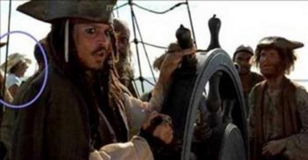Karayip Korsanlar: Siyah ncinin Laneti &#8211; Ekip alanlarnn grnmesi.. Jack Sparrow&#8217;un mrettebatyla konuma yapt bir sahnede, grntnn sol ksmna, Jack&#8217;in omuzunun zerine baktmzda kovboy apkal, tirtl ve gne gzlkl bir ekip alannn gemide gezindiini gryoruz.