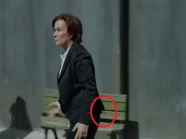 Muavin Sreyya&#8217;nn arkasndan taklan mikrofon ve kablolarnn gzktn anlar ekrana byle yansyor.