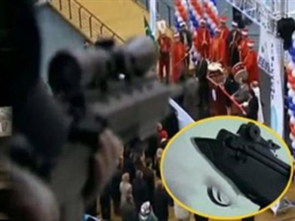 Galip Dervi dizisinden bir kare... Cinayette katil uzun namlu tfei kullanrken, tfein tetiini "sa" eliyle tutuyordu...