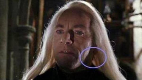 Harry Potter ve Srlar Odas- Peruun altndan sa gzkmesi...Filmin son sahnelerinden birinde, Lucius Malfoy'un salar arkaya doru uuunca, sar peruunun altndan koyu renk sa gzkr.