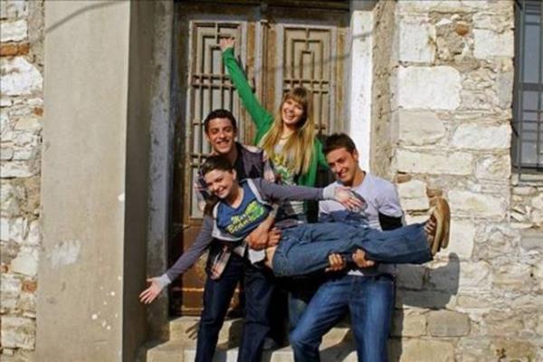 Kavak Yelleri dizisinin ekildii okul zmir/Urla'ya 10 kilometre uzaklkta. Fakat oyuncular okula yryerek gidiyormu gibi gsteriliyor izleyiciye.