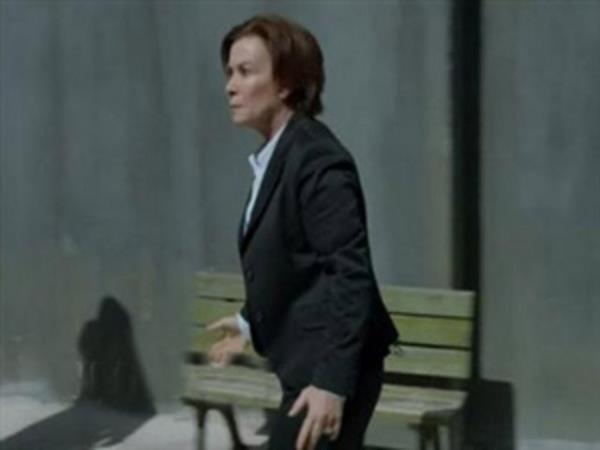 Bir sahnede Muavin Sreyya&#8217;nn hapishanede gezerken grlyor. Ama ekrana yansyan bir ayrnty izleyicilerin gznden kamyor.