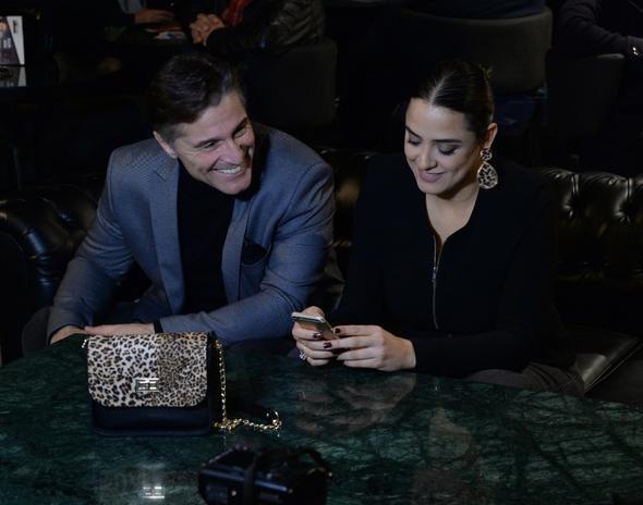 ift dn de bir tiyatro galasna el ele katlarak mutluluk pozlar verdi.