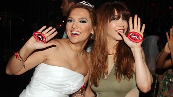 Demet Akaln ve uzun zamandr ks olduu Hande Yener bart.