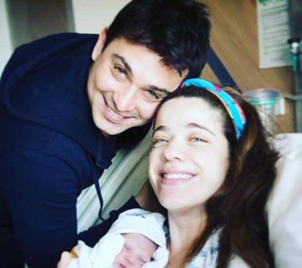 Gzde Kocaolu ve ei bebek heyecann byle paylat.