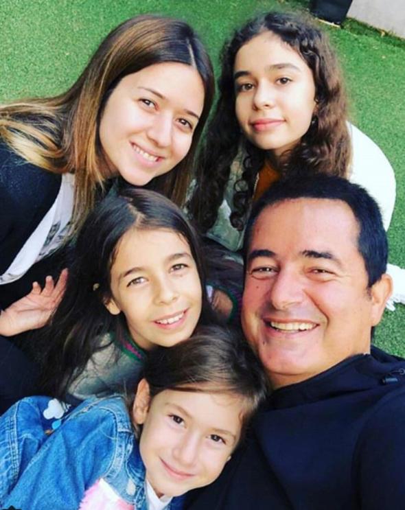 Acun Ilcal drt kzyla birlikte bu pozu verdi.