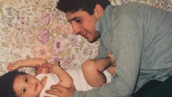 nl oyuncu olunun 26'nc doum gnn duygusal bir paylamla kutlad.    Cem Davran, Instagram sayfasnda yapt paylamla olu Hrcan'n yeni yan kutlad. Davran, Yirmi alt yl nce bugn ilk kez baba olmutum. Birlikte bydk sahiden. Her eyi ondan rendik, galiba ou zaman hl yle yapyoruz. zgrlne ko ilk gzarm, sevdayla ko, akla ko" notuyla oluna olan duygularn dile getirdi.