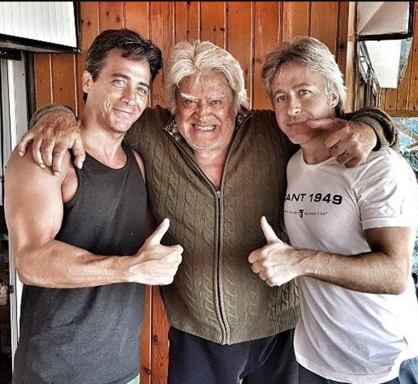 Yazlk hatras    Murat Arkn, 43 yl nce Silivri&#8217;deki yazlklarnda ekilmi olan bir aile fotorafn bugne uyarlad. Betl-Cneyt Arkn ifti ve oullar Murat, yine ayn yerde objektife poz verdi.