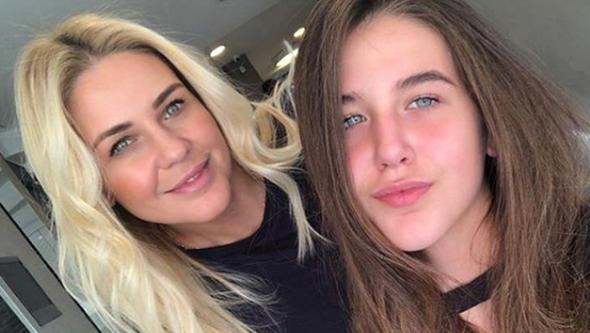 Emine n zaman zaman Emre Knay ile olan evliliinden dnyaya gelen kz Duru ile ektii pozlarn takipileriyle paylayor.