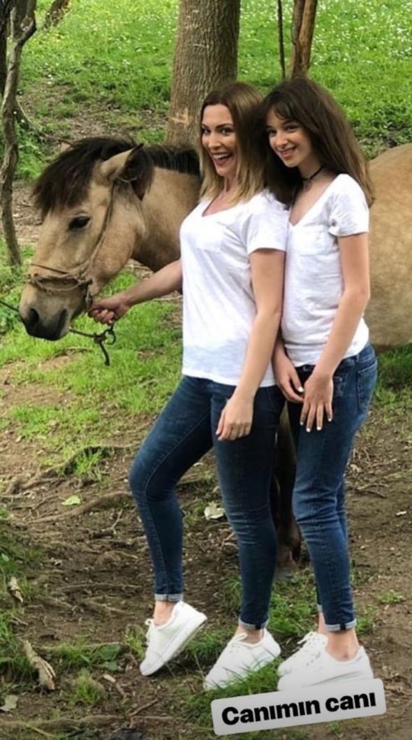 Birbirine tpa tp benzeyen anne ile kzn fotoraflarn ise Yanarda'n iadam ak Gabi Abut ekti.
