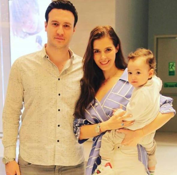 Burak Sayaar ve Hatice endil oullaryla.