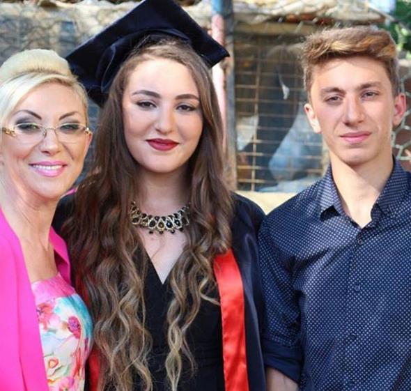 Bir dnemin nl arkcs Gll ile ocuklar Tuyan lkem ile Tuberk Yavuz.