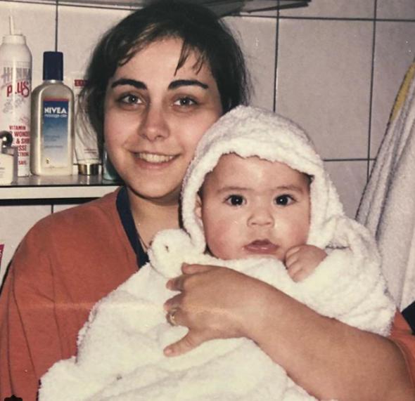 iek Dilligil, olu bebekken ekilen bu pozunu "Gerekten birlikte bymz" notuyla paylat. Bu paylam ok sayda beeni ald.