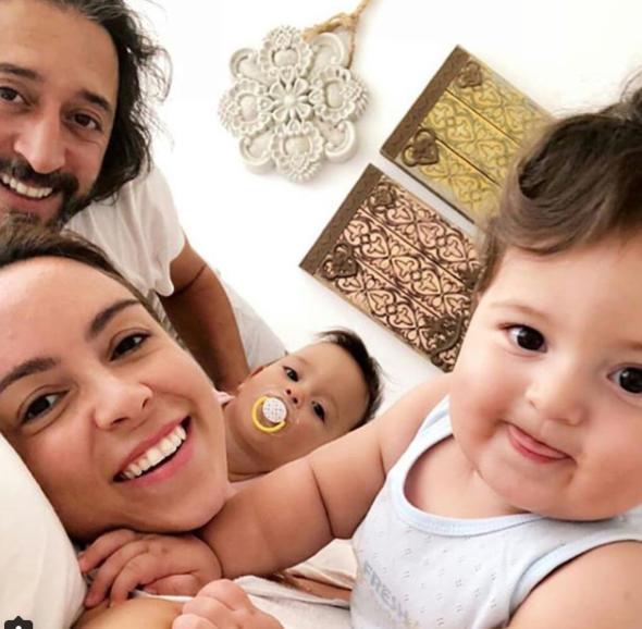 Fettah Can ve einin ikizleriyle ekip paylat bu poz takipilerinden ok sayda beeni ald.