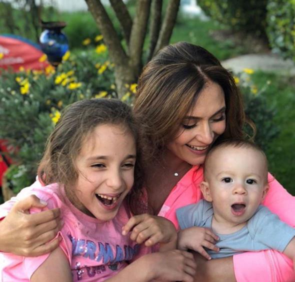 Dvenci, ilk evliliinden Melisa adnda bir kz ocuu annesi. Blent akrak ile yapt ikinci evliliinden de Okan Ali adnda bir erkek bebek sahibi oldu.