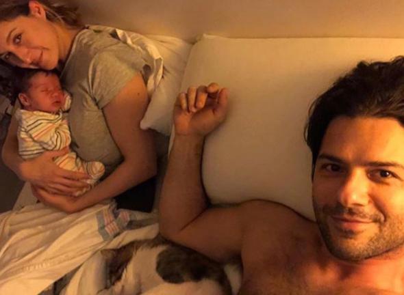 Gllerin Sava dizisinde tanan Kenan Ece ile Canan Ergder geen yl evlenmiti.