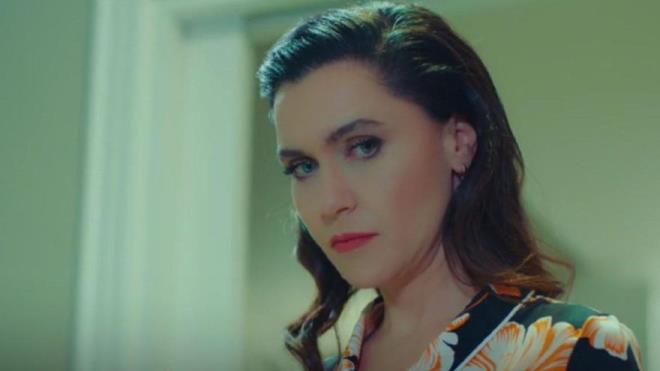 Bir oyuncu olarak yapt ii ok sevdiini belirten evval Sam oynad pek ok farkl karaktere karn adeta ters ke bir rolle izleyici karsna gemiti. Yasak Elma'da Ender karakteri ile izleyicilere sa ba yolduran evval Sam senaryoyu okurken bile zorlandn ifade etti.