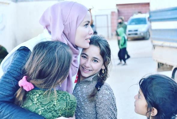 dlib'de ocuklarla bir araya gelen zelik, sosyal medya hesabndan bu fotoraf paylap altna, "Her fotograf, her gl ayr bir hikaye yazd gnlme. Sanki an iinde an yaand da, biz ksa bir sreliine farkl bir boyuta getik. inde sava, babaszlk, yalnzlk, yokluk ve snma vard ama, biz sadece gnei, glleri, gzellii gryorduk. Masmaviydi gkyz." notunu ekledi.