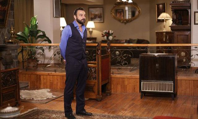 Ylmaz'a Demir'in zarar verdiini dnen Fekeli'nin gz dnecek. Onu bir anda karlarnda gren Hnkar ve Demir ise ne yapacaklarn bilemeyecek. Konakta frtna estiren Fekeli, Ylmaz iin her eyi yapmaya hazr!