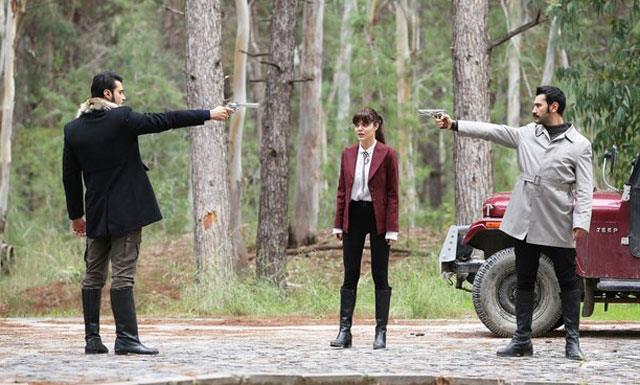 Bir Zamanlar ukurova Yeni Blmde Neler Yaanacak? 20 Aralk Perembe akam ekrana gelecek olan yeni blmde; Zleyha, birbirlerine silah eken Demir ve Ylmaz'a 'beni ldrn, bitsin bu kavga' diye haykrnca, iler daha da kmaza girecek.